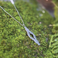 Cargar imagen en el visor de la galería, Llengues - Colgante ancho con pátina