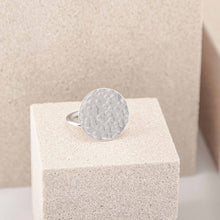 Cargar imagen en el visor de la galería, Anillo disco Martelé