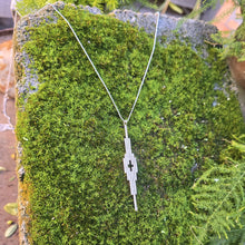 Cargar imagen en el visor de la galería, Llengües - colgante fino cadena larga
