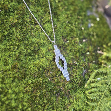 Cargar imagen en el visor de la galería, Llengues - Colgante ancho con patina
